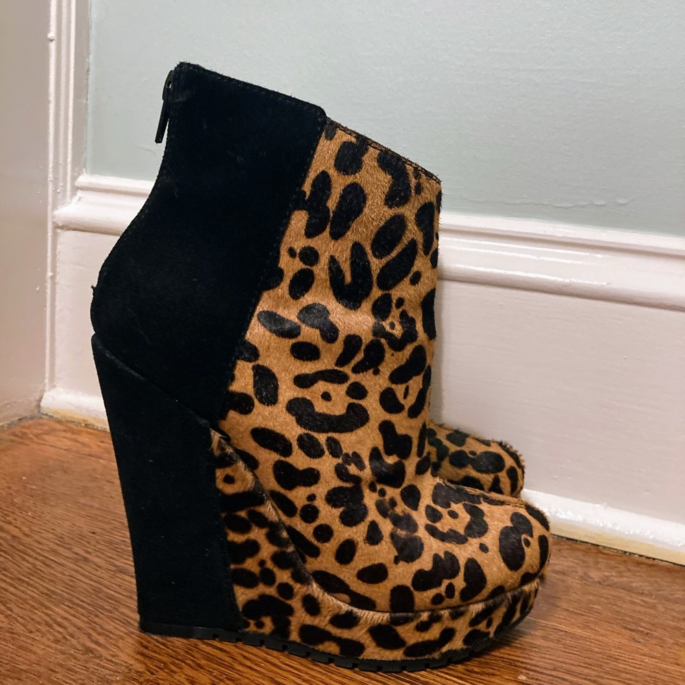 KELSI DAGGER Leopard Print Platform Wedge Bootie Size 7